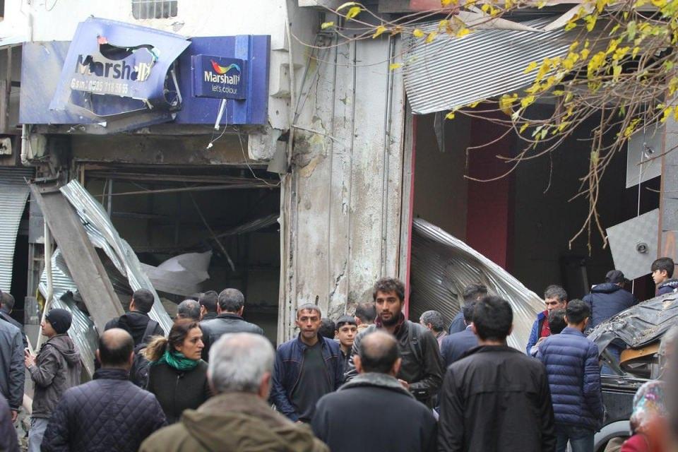 <p><strong>Tahribat ortaya çıktı</strong></p>
<p>Öte yandan, Diyarbakır'ın Sur ilçesinde ilan edilen sokağa çıkma yasağının kaldırılmasıyla bölgede oluşan tahribat gün yüzüne çıktı.</p>