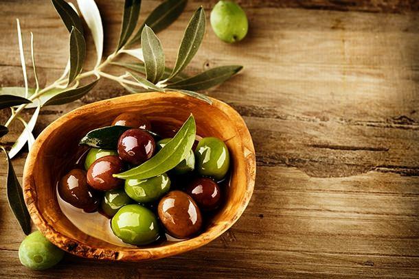 <p>Kahvaltıların vazgeçilmezi zeytini yıkamadan cam bir kavanozda herhangi bir yağ eklemeden üç yıl saklayabilirsiniz.</p>