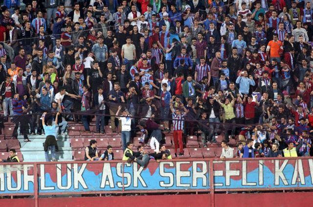 <p>Fenerbahçeliler 2012'de polis arabalarını yakmadılar mı? Neden onlara bir şey olmadı? Versinler cezamızı çekeriz.</p>
<p> </p>