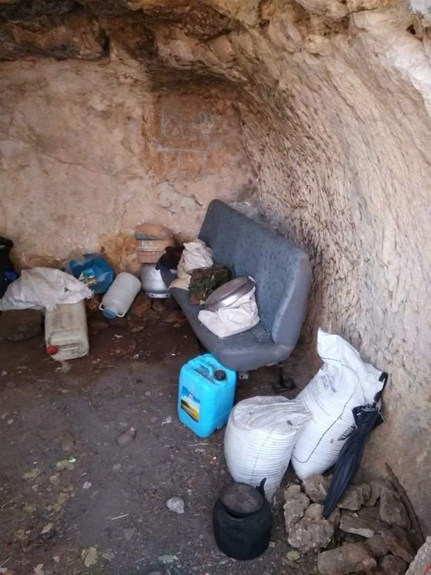 <p>Sığınaklarda yapılan arama faaliyetlerinde, patlayıcı yapımında kullanılan 50 torba gübre, 15 adet tüp, 9 adet hücum yeleği, 100 metre uzunluğunda kablo, 8 adet dürbün, 5 adet sırt çantası, 32 adet pil, çok sayıda yaşam malzemesi bulunmuştur. </p>
<p> </p>