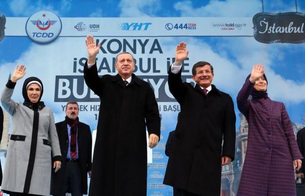 <p>Cumhurbaşkanı Recep Tayyip Erdoğan ile Başbakan Ahmet Davutoğlu Konya-İstanbul Yüksek Hızlı Tren seferlerinin başlaması dolayısıyla düzenlenen törene katıldılar.</p>

