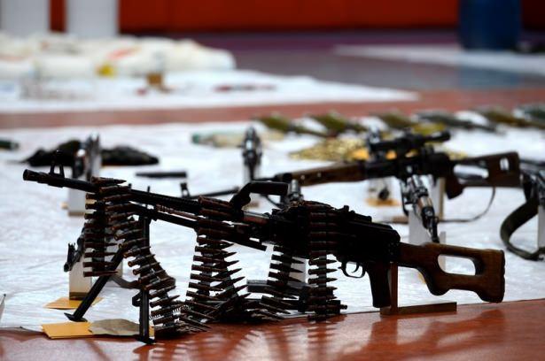 <p><strong>17 bin 875 kilogram bomba yapımında kullanılan malzeme, 5 adet cep telefonu, 2 adet kamera, 2 adet tüfek dürbünü, 22 adet hücum yeleği, 15 adet kütüklük, çok sayıda sağlık, inşaat malzemesi ve bir miktar esrar maddesi ele geçirilmiştir”</strong> diye konuştu.</p>