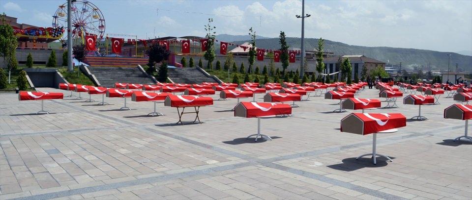 <p>Kısa filmi şehitlere ve ailelerine hediye edeceklerini vurgulayan Aslan, "Peygamber efendimizin zamanında yaşanan bir hadiseden yola çıkılarak hazırlanmış bir senaryoyu filmde canlandıracağız. </p>