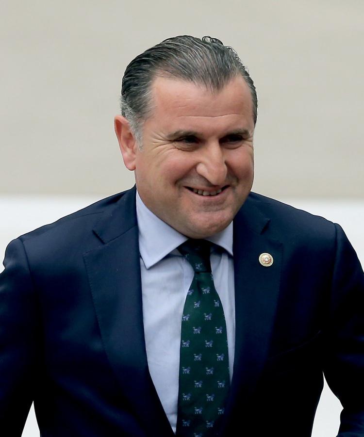 <p><strong>Özel sektör yıllarım</strong><br />
<br />
2003 yılında akademik çalışmalarıma ara vererek üniversiteden ayrıldım. Albayrak Şirketler Grubu’nda yönetim kurulu ve icra kurulu üyesi olarak çalışmaya başladım. Grubun, aynı yıl özelleştirmeden aldığı Trabzon Liman İşletmesi’nin koordinatörlüğünü üstlendim. </p>
