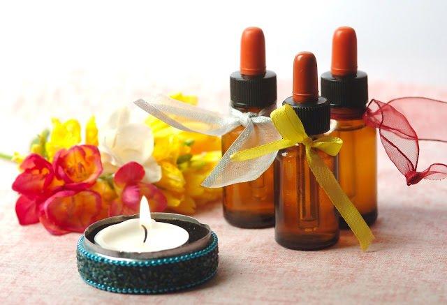 <p><strong>10. Aromaterapi yağları ile masaj</strong></p>

<p>Farklı masaj türleri Çin'den Mısır'a kadar pek çok uygarlıkta kullanılır. Aromaterapi yağları ise dinlendirici özelliğinin yanı sıra cildi besler ve kokusu ile ruhu gevşetir. </p>
