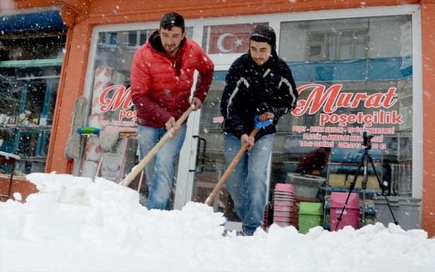 <p>Doğu Anadolu Bölgesi'nde etkili olan kar nedeniyle Van-Bahçesaray karayolu kapandı.</p>