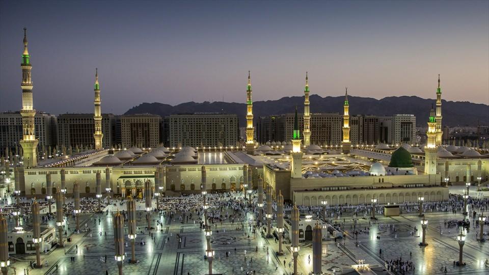 <p>Hacıların akın ettiği mekanların başında İslam Peygamberi Hz. Muhammed'in kabrinin bulunduğu Mescid-i Nebevi geliyor.&nbsp;</p>

<p>&nbsp;</p>
