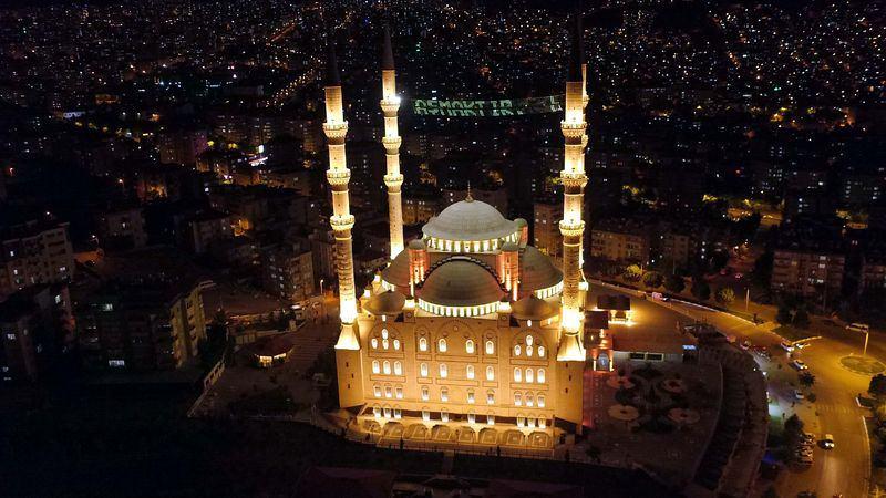 <p>Abdulhamithan Camisi Vakfı Başkanı Ömer Faruk Şirikçi, yaptığı açıklamada, caminin şehrin sosyal hayatında bir yer tutmasını istediklerini söyledi.</p>
<p> </p>