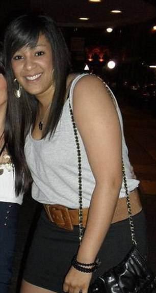 <p>Gen&ccedil; kadının bacağındaki kanserli b&ouml;l&uuml;m alındıktan sonra dizinden altındaki sağlıklı b&ouml;l&uuml;m tekrar yerine dikildi ancak bu kez ayağı arkaya bakacak şekilde yerine yerleştirilen bacağı bir yanlışlık sonucu bu şekilde dikilmedi.</p>
