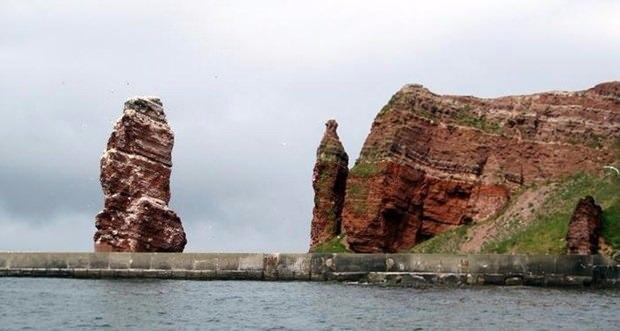 <p>Kuzey Denizi adası Helgoland’ın simgelerinden <strong>'Lange Anna' </strong>kumtaşı</p>