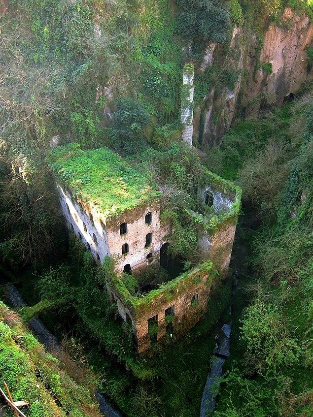 <p>1866'da Terkedilen Değirmen</p>

<p>Sorrento, İtalya</p>
