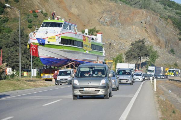 <p>BURSA Büyükşehir Belediyesi’nin İznik Gölü'nde sefer yapacak olan 155 yolcu kapasiteli Akşemsettin adlı gemi asfalttan taşındı.</p>

<p> </p>
