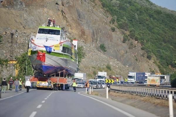 <p>Bursa Büyükşehir Belediyesi’nin İznik Gölü'nde sefer yapacak olan 155 yolcu kapasiteli Akşemsettin adlı gemisi, Gemlik Körfezi’nden karayoluyla suya indirileceği bölgeye taşındı. Gemi için Bursa-İstanbul karayolu kontrollü olarak trafiğe kapatılırken, saat 03.00’te yola çıkan gemi 8 saatte göl kıyısına ulaştırıldı. </p>
