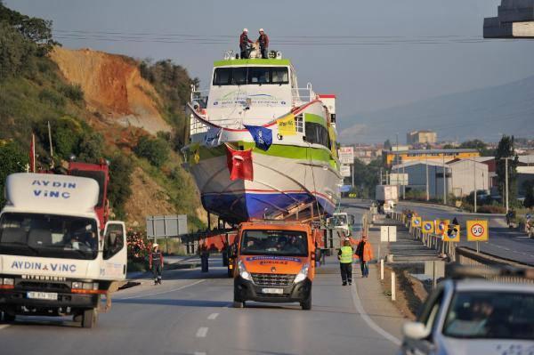 <p>8 SAATTE 12 KİLOMETRE  </p>

<p>Gemiyi taşıyan araç saat 11.00 sıralarında Orhangazi’ye bağlı Gemiç Mahallesi’ne ulaştı. Gemi bu güzergahtan devam edip, İznik Gölü Orhangazi sahiline ulaştırılacak. Gemi burada yapılacak törenle suya indirilecek.</p>

<p>Nakil işlemini gerçekleştirenler, Türkiye’de ilk kez bu büyüklükte bir geminin karayolundan bir ilçeden diğerine taşındığını bildirdiler. </p>
