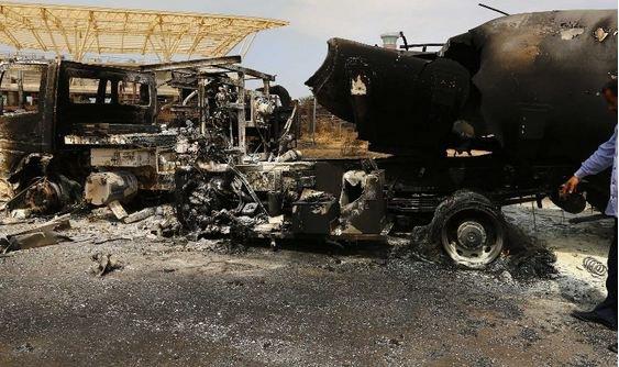 <p>Libya'da rakip militan gruplar Trablus Havalimanı'nı ele ge&ccedil;irmek i&ccedil;in Pazar g&uuml;n&uuml;nden bu yana &ccedil;atışıyor. &Ccedil;atışmalarda şu ana kadar 7 kişi hayatını kaybetti.</p>
