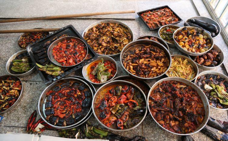 <p>Zengin mutfağı ve birbirinden lezzetli yemekleriyle bilinen Şanlıurfa'da ramazan dolayısıyla hazırlanan yöreye özgü geleneksel lezzetler, iftar sofralarını süslüyor.</p>