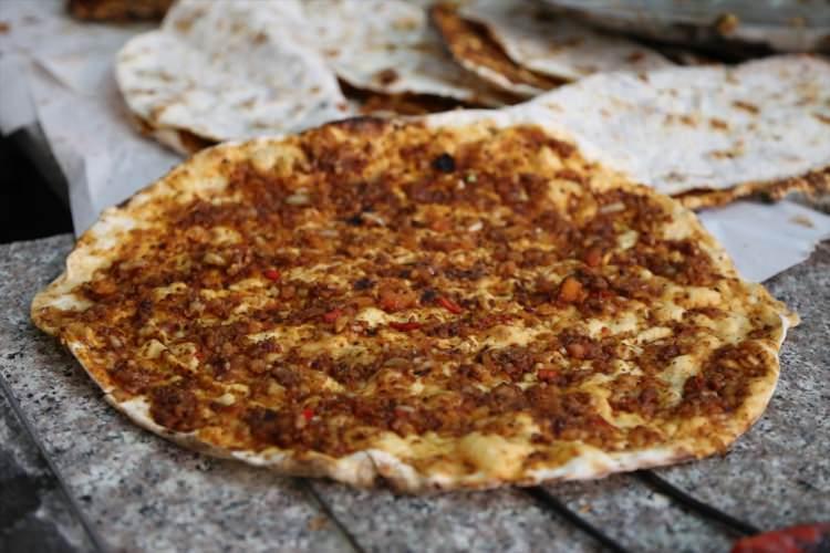 <p><strong>Lahmacun, içli köfte, patlıcanlı</strong> ve <strong>domatesli gibi kebap</strong> çeşitleri ile fırınlarda pişirilen tepsi yemekleri ile sıcak yaz günlerinde serinlemek amacıyla tüketilen <strong>meyan şerbeti </strong>de<strong> iftar sofralarının</strong> vazgeçilmezleri arısında yer alıyor.</p>
