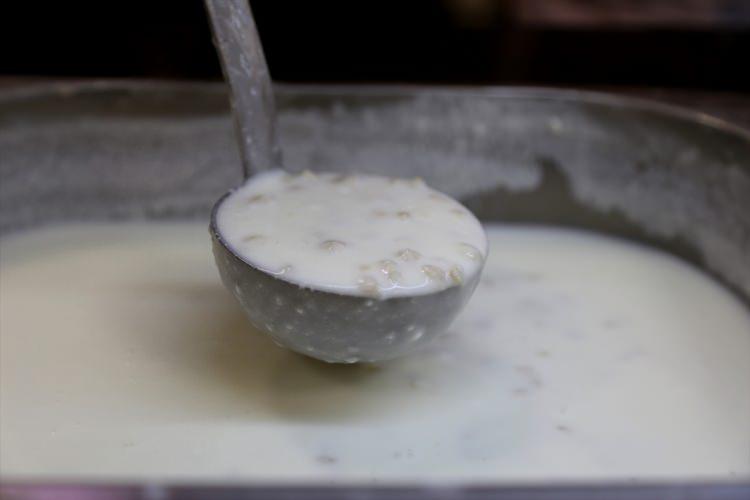 <p>B<strong>uğday ve ayranın karışımıyla</strong> elde edilen <strong>"lebeni" </strong>de <strong>iftar sofralarının </strong>aranan yiyeceklerinden.</p>