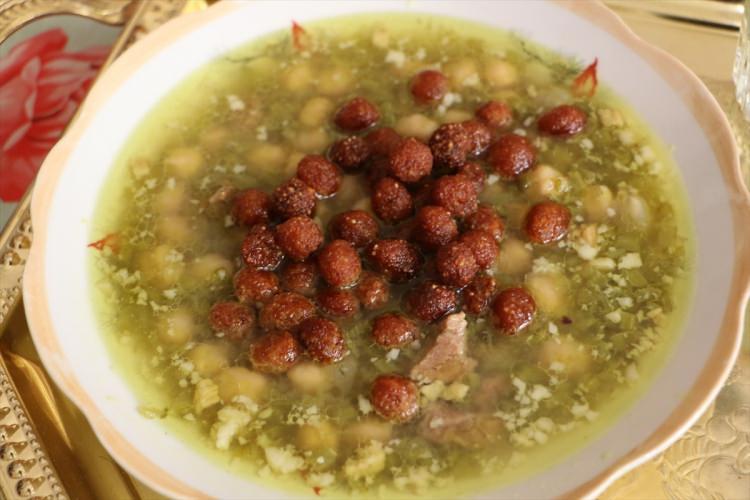 <p><strong>Et, pancar, nohut, bulgur</strong> ve <strong>çeşitli sebzelerin </strong>yoğrulmasıyla hazırlanan, üzerine<strong> sarımsak </strong>ilave edilen<strong> "borani" misafirlere</strong> ikram edilen<strong> yemeklerden </strong>biri.</p>