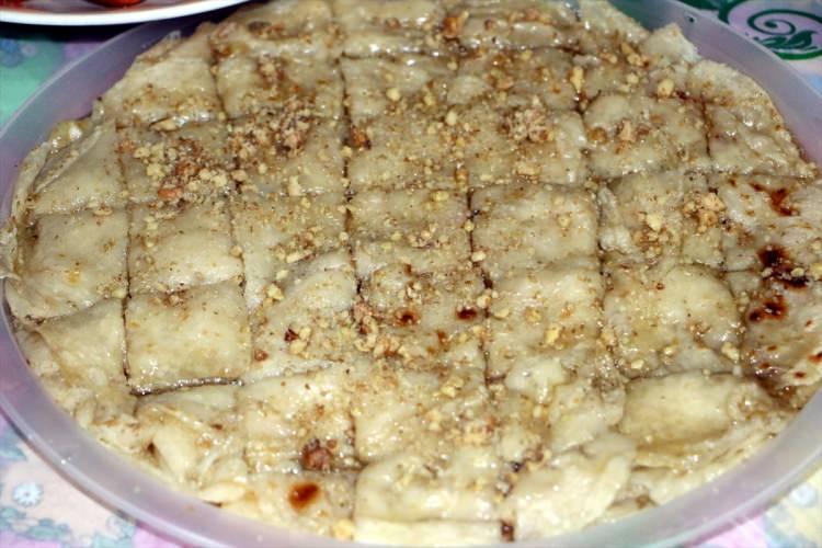 <p>Yemeğin ardından <strong>cevizli "şıllık tatlısı",</strong> peynirli <strong>katmer</strong> ve<strong> kadayıf gibi tatlılar</strong> tüketiliyor.</p>
