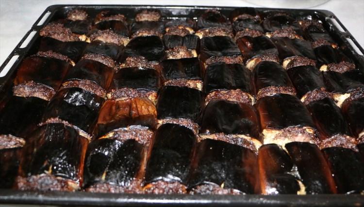<p>Kaçak, <strong>Patlıcanlı, domatesli ve ciğer kebap çeşitlerimizin </strong>yanında <strong>içli köfte, lahmacun, borani, ağzı açık, ağzı yumuk, bamya, kazan kebabı, lebeni, bostana ile künefe ve şıllık </strong>gibi tatlıların da iftar sofralarını süsleyen başlıca yemeklerimiz arasında olduğunu belirtti.</p>