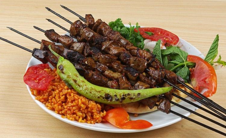 <p>Ciğer kebabı da Ramazan'da çok tüketilen lezzetlerin başında geliyor.</p>