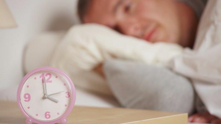 <p>Kadınlarda ve erkeklerde ortalama uyku süresi, istikralı bir şekilde düşüyor. </p>
