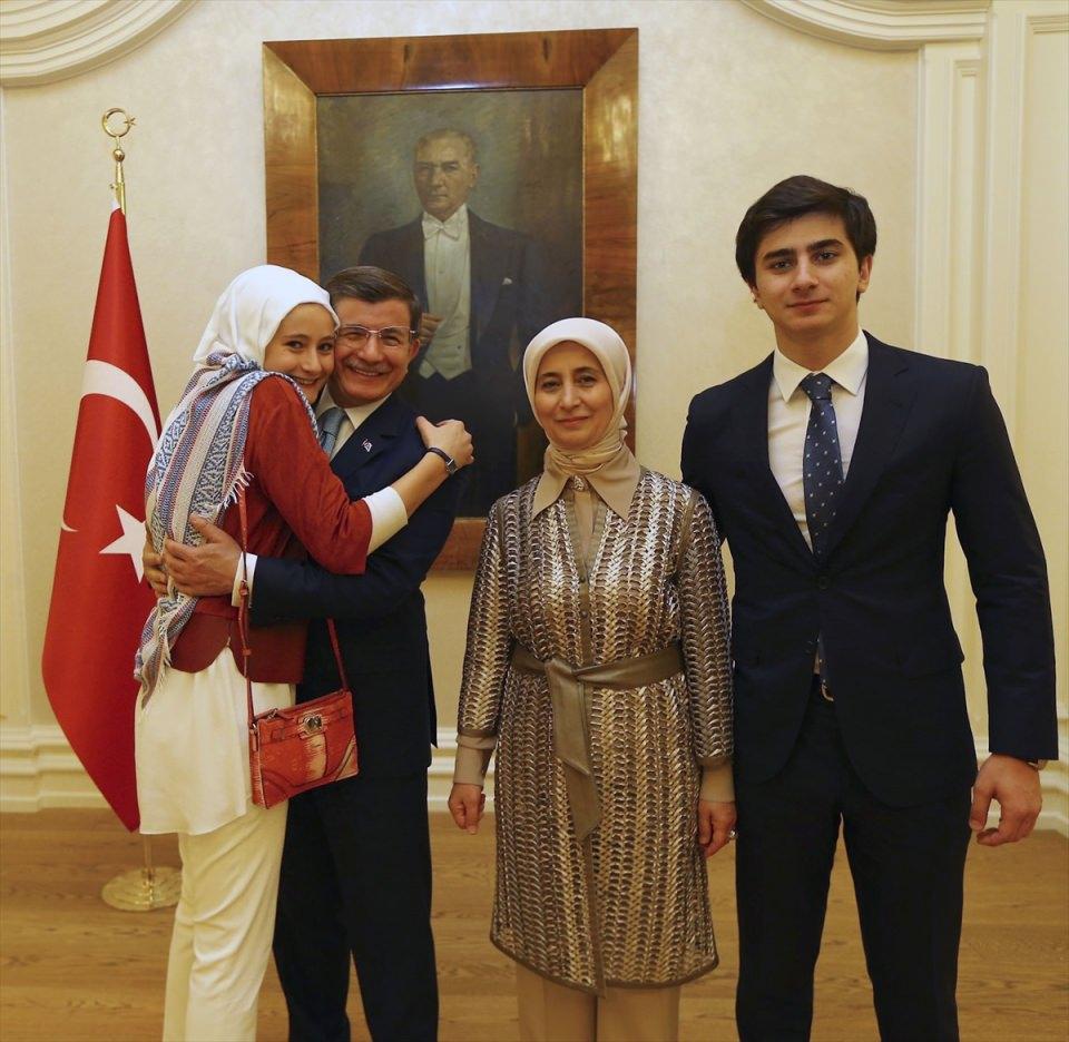 <p>Davutoğlu, başbakan olarak ilk yurt dışı ziyaretini Kuzey Kıbrıs Türk Cumhuriyeti'ne, ikinci yurt dışı ziyaretini Azerbaycan'a gerçekleştirdi. Azerbaycan ziyareti sırasında büyük rehine kurtarma operasyonlarından biri gerçekleştirildi.<br />
<br />
<span style="color:#FFD700"><strong>Başbakan Ahmet Davutoğlu, yakın çalışma ekibi ile "veda resepsiyonunda" bir araya geldi. Çankaya Köşkü'nde gerçekleşen resepsiyona, Davutoğlu ile eşi Sare Davutoğlu ve çocukları Mehmet ve Hacer Davutoğlu da katıldı.</strong></span></p>