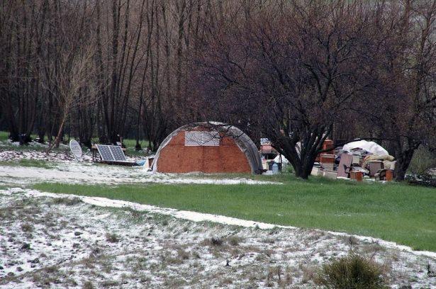 <p>Yozgat&rsquo;ta &ouml;ğle saatlerinde etkili olan g&ouml;k g&uuml;r&uuml;lt&uuml;l&uuml; sağanak yağışla birlikte bazı b&ouml;lgelerde dolu yağdı.</p>
