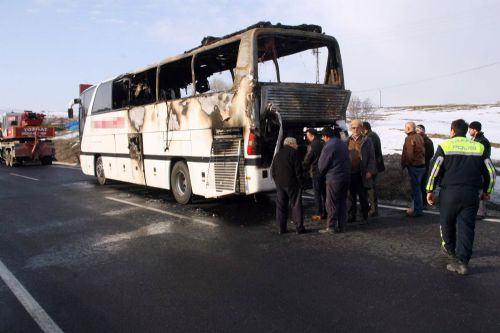 <p><strong>Yozgat'ta hareket halindeki bir yolcu odobüsü yanarken, içinde bulunan 28 yolcu son anda kurtuldu. Yozgat Belediyesi itfaiye ekiplerinin güçlükle söndürdüğü yangında otobüs kullanılamaz hale geldi.</strong></p>

<p> </p>
