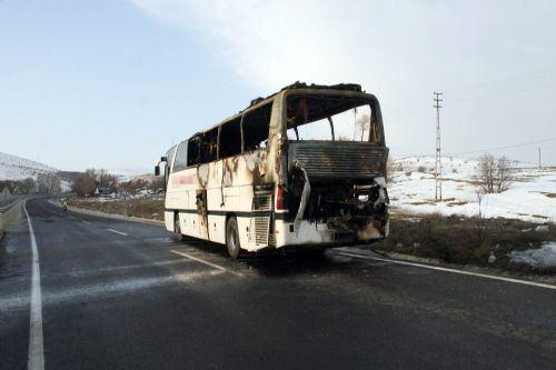 <p><strong>Ordu'nun Ünye İlçesi'nden Nevşehir'in Kozaklı İlçesi'ne giden Hüseyin Özçelik yönetimindeki 34 YL 0760 plakalı yolcu otobüsü, saat 04.00 sıralarında Yozgat E-88 Karayolu Muslubelen Yokuşu'nu çıkarken motor bölümü alev aldı, Kısa sürede otobüsü saran yangında, içinde bulunan 28 kişi son anda kurtuldu. Ölen ve yaralanan olmayan otobüs yangınını, ihbar üzerine sevk edilen Yozgat Belediyesi İtfaiye ekipleri güçlükle söndürdü.</strong></p>

<p> </p>
