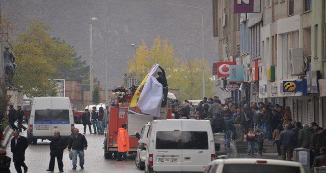 <p>HAKKARİ - MERKEZ</p>

<p>Hakkari'de Bulvar Caddesi Belediye önü ve cadde üzerinde HDP (Halkların Demokratik Partisi) koordinesinde yaklaşık 1500-1600 kişinin katılımıyla Kobani'ye destek adı altında düzenlenen miting ve yürüyüş esnasında, belediye karşısı Denizbank önüne gelen Hakkari Belediyesi'ne ait 30 AF 535 plakalı itfaiye aracının vinç kısmında bulunan iki şahıs tarafından PKK/KCK terör örgütü elebaşı Abdullah Öcalan ve YPG mensubu örgüt mensuplarının resimlerinin bulunduğu iki adet pankart asılmıştı.</p>

