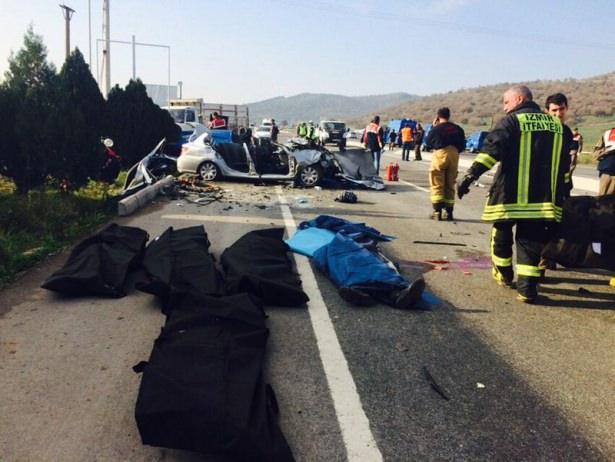 <p>İzmir'in Dikili İlçesi’nde lastiği patlayan otomobilin karşı şerite geçerek başka bir otomobille çarpıştığı kazada 6 kişi öldü.</p>

<p> </p>
