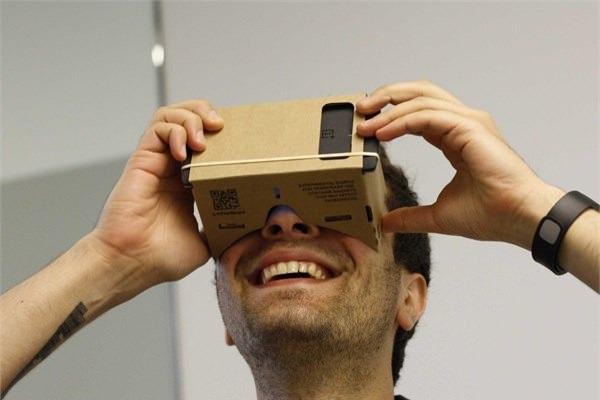 <p><strong>Google Cardboard</strong><br />
Google da yine bu ürünüyle görsel gerçeklik kavramını bir adım öteye taşımanın ilk adımını attı.</p>
