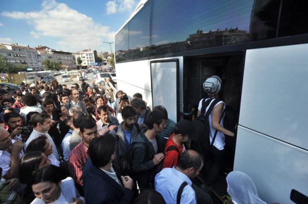 <p>Grubun y&uuml;r&uuml;mesine izin vermeyen polise tepki g&ouml;steren HDP Eş Genel Başkanı Figen Y&uuml;ksekdağ, &ldquo;Savaş mı istiyorsunuz. İ&ccedil; savaş mı istiyorsunuz.&rdquo; diye bağırdı.</p>

<p>&nbsp;</p>
