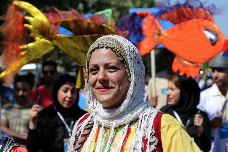 <p>41 yerli ve yabancı grubun katıldığı ve 13 Eyl&uuml;l'e kadar devam edecek festivalin a&ccedil;ılışında, m&uuml;zik eşliğinde &ccedil;eşitli dans g&ouml;sterileri d&uuml;zenlendi.</p>
