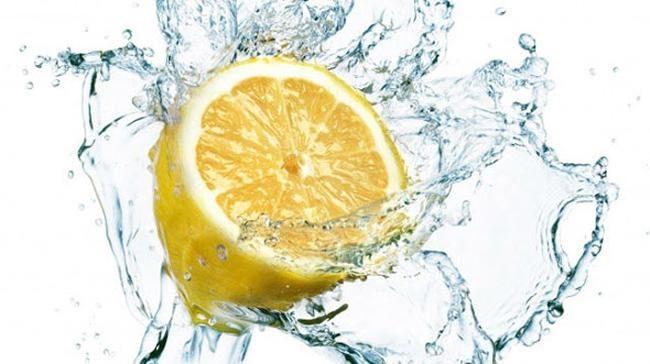 <p><strong>5-</strong> Limonlu su, nefesinizin kötü kokmasını önler</p>