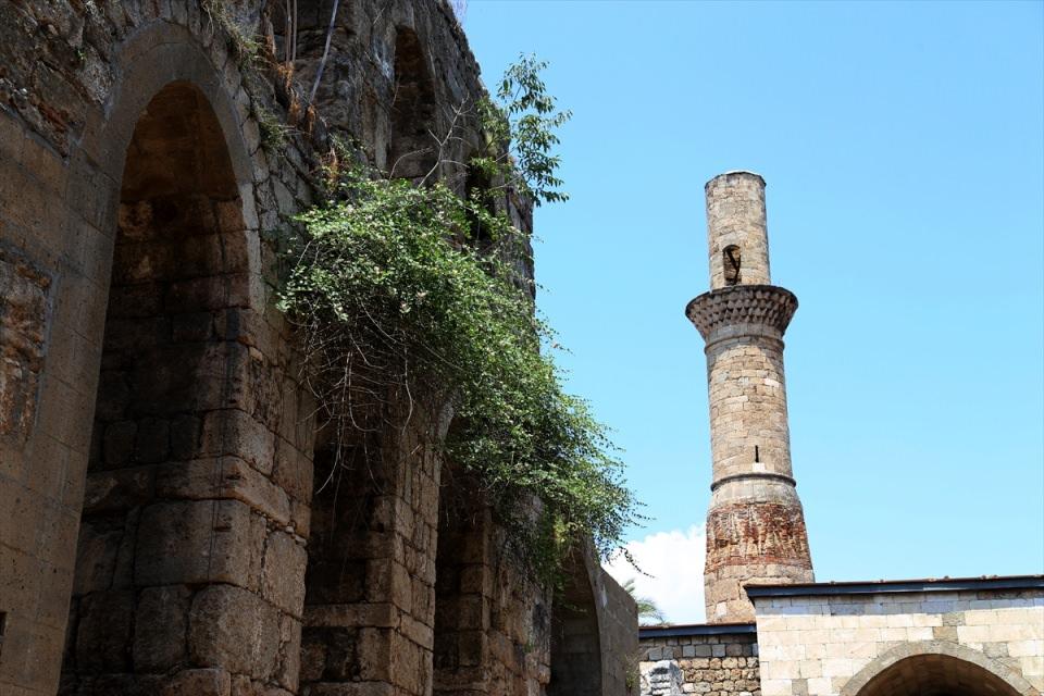 <p> Selçukluların Antalya'yı fethinden sonra yapıya Camii Cedid (Yeni Cami) adı verilerek fethin sembolü oldu. </p>

<p> </p>
