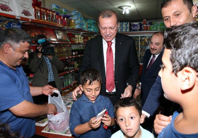 <p>Trabzon'daki temaslarının ardından Rize'nin Güneysu ilçesine gelen Cumhurbaşkanı Recep Tayyip Erdoğan'ı, Rize'de Vali Erdoğan Bektaş ile çok sayıda vatandaş karşıladı.</p>