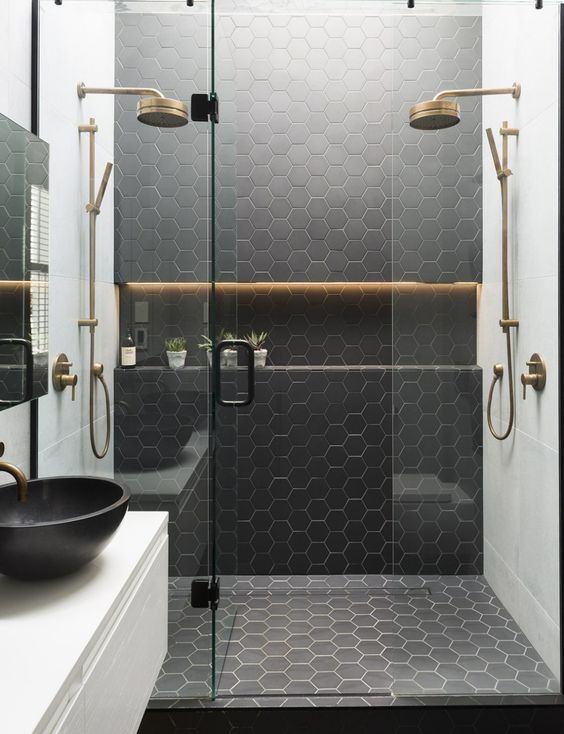 <p>Ev dekorasyonunda siyah sevenlere özel tasarlanan banyolarda; dikkat edilen ilk özellik, dekorasyonda siyahın kullanım alanları oldu. </p>
