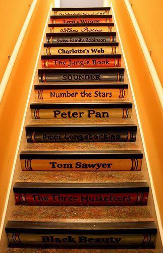 <p>Birbirinden farklı kitapların resmedildiği merdivenler, kadınların da gözdesi. </p>
