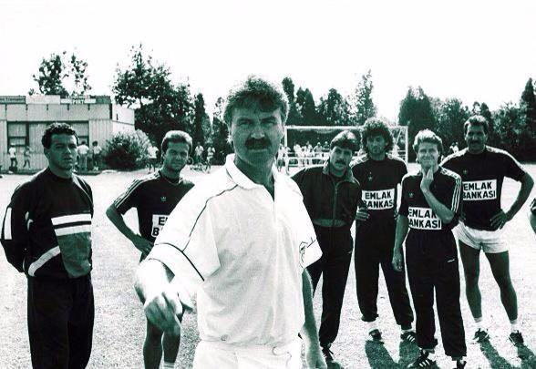 <p>Fenerbahçe Teknik Direktörü Guus Hiddink,oyuncularla tanışıyor (1990)</p>
