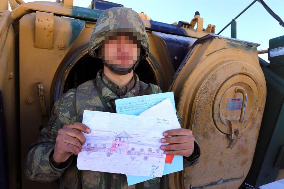 <p>"Sevgili asker abilerim, siz bizi düşünerek ve vatan elden gitmesin diye her zaman nöbet tuttunuz. Bizi koruyan sizsiniz. Sizin sayenizde al bayrak hep dalgalanıyor. Allah sizi bütün kötülüklerden korusun ve bu mektubu sevgiyle, saygıyla gönderiyorum. Allah'a emanetsiniz, kendinize iyi bakın, vatan sizlere emanet."</p>