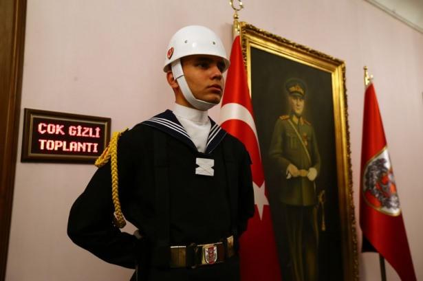 <p> Yüksek Askeri Şura üyeleri, kış dönemi olağan toplantısı Başbakan Ahmet Davutoğlu başkanlığında Genelkurmay Başkanlığı Çakmak Salonu'nda başladı. </p>
