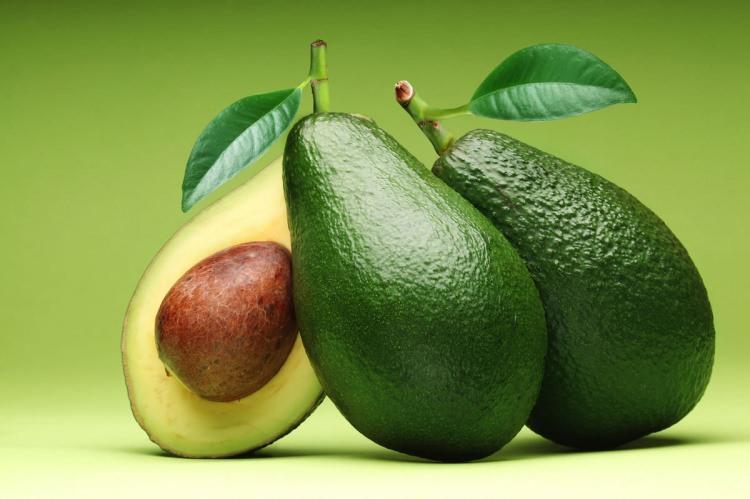 <p><strong>Avokado:</strong> Yüksek oranda C, E, B6 ve K vitamini içeren avokado aynı zamanda yüksek lif içerir. Avakoda kolestrolü düşürürken kalp rahatsızlığı risklerini azaltır. </p>