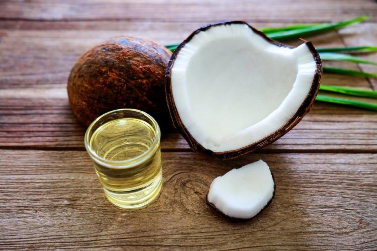 <p><strong>Hindistan cevizi:</strong> Selenyum, Manganez ve omega yağları açısından zengin olan hindistan cevizi kalp sağlığını olumlu yönde etkiler. </p>