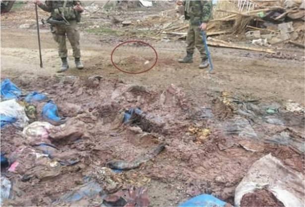 <p>Bölgedeki güvenlik kaynakları, ilçede devam eden operasyon sırasında çekilen fotoğrafları basınla paylaştı. Fotoğraflarda teröristlerin kaçarken ateşe verdikleri bina, teröristlerin binalardan kaçmak için açtıkları geçitler ve bina önlerine açılmış çukurlar görüldü.</p>
