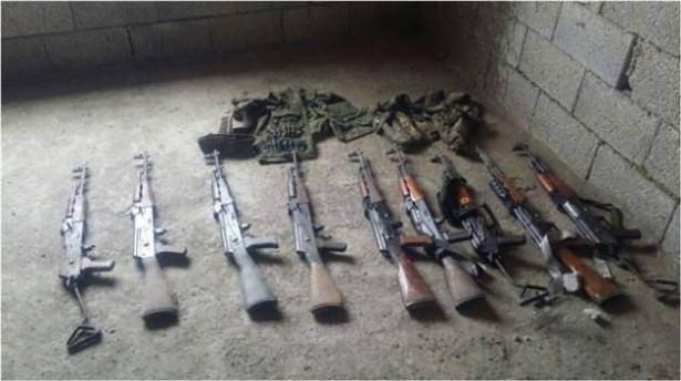 <p>Güvenlik güçleri, Hakkari’nin Yüksekova İlçesi’nde PKK’ya yönelik ’Şehit Jandarma Uzman Çavuş Ramazan Gülle’ operasyonunu sürdürürken, dün teröristlere ait birçok silah ve telsiz ele geçirildi.</p>
