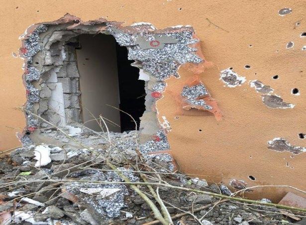 <p>Bölgedeki güvenlik kaynakları, teröristlerin güvenlik güçlerine zarar vermek için tuzakladıkları birçok el yapımı patlayıcının tespit edilerek imha edildiğini belirtirken, teröristlerin kaçtıkları binaları da ateşe verdiğini bildirdi.</p>
<p> </p>