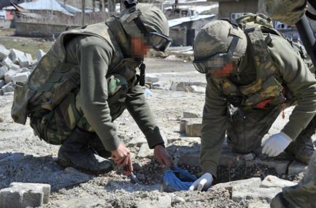 <p>YERLEŞTİRİLEN BOMBAYLA AMAÇ HALKI BASKI ALTINDA TUTMAK</p>

<p>Bu patlayıcıların çok kısa bir hazırlığın ardından 2-3 dakikada infilak ettirilebileceği, amacın gelecekte huzura kavuşacak, devletin yanında yer alan bölge halkını yeniden baskı altına almak olduğu belirtilirken, güvenlik güçlerinin bunun önüne geçmek için patlayıcı bulunması muhtemel her bölgede arama ve tarama faaliyetlerini sürdürdüğü vurgulanıyor.</p>
